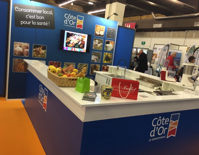 Fond de stand en tissu et logo en adhésif